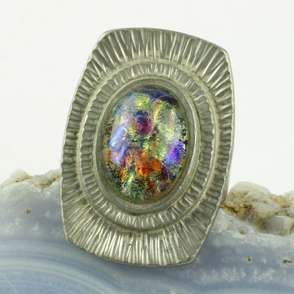 Ring fra guldsmed Jørgen Jensen fremstillet af tin med glas sten illuderende opal
