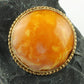 Broche af rav og forgyldt metal