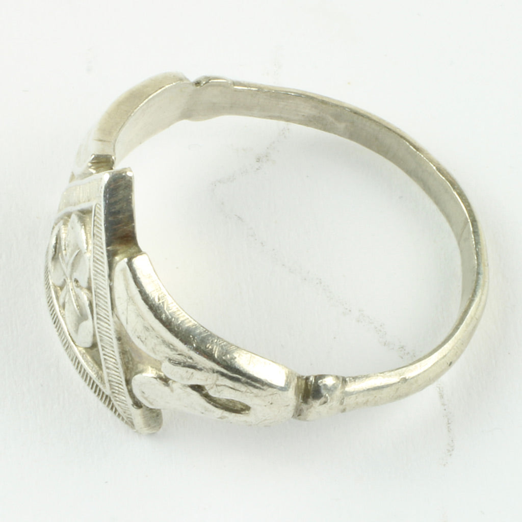 Ring af sølv med motiv af trekløver stemplet 830S