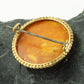 Broche af rav og forgyldt metal