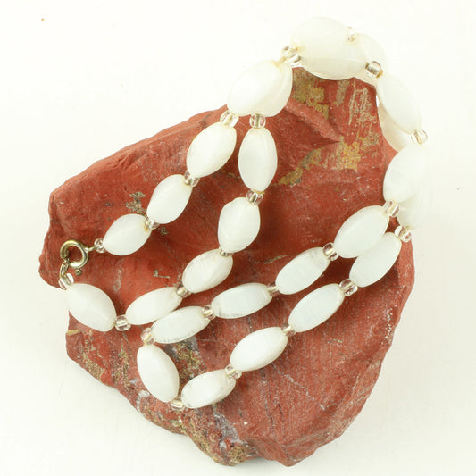 Sommerfrisk halskæde af støbte og blæste glasperler med hvidligt mønster