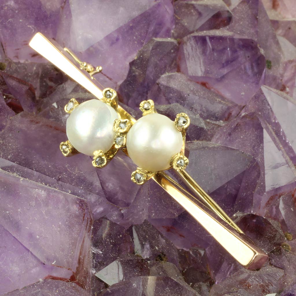 broche to påsatte naturlige perler, flankeret af 10 rosenslebne diamanter af god klarhed