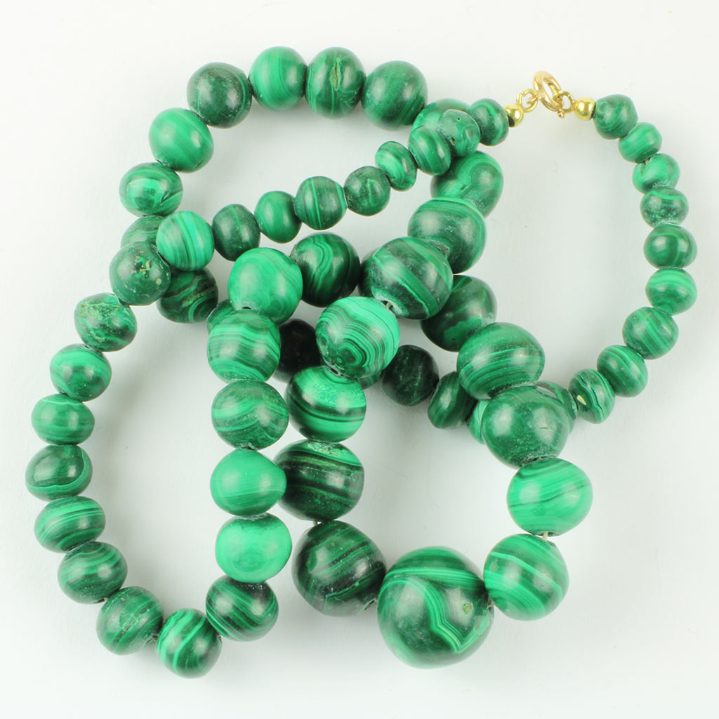 Perlehalskæde sammensat af talrige malakit perler i forløb