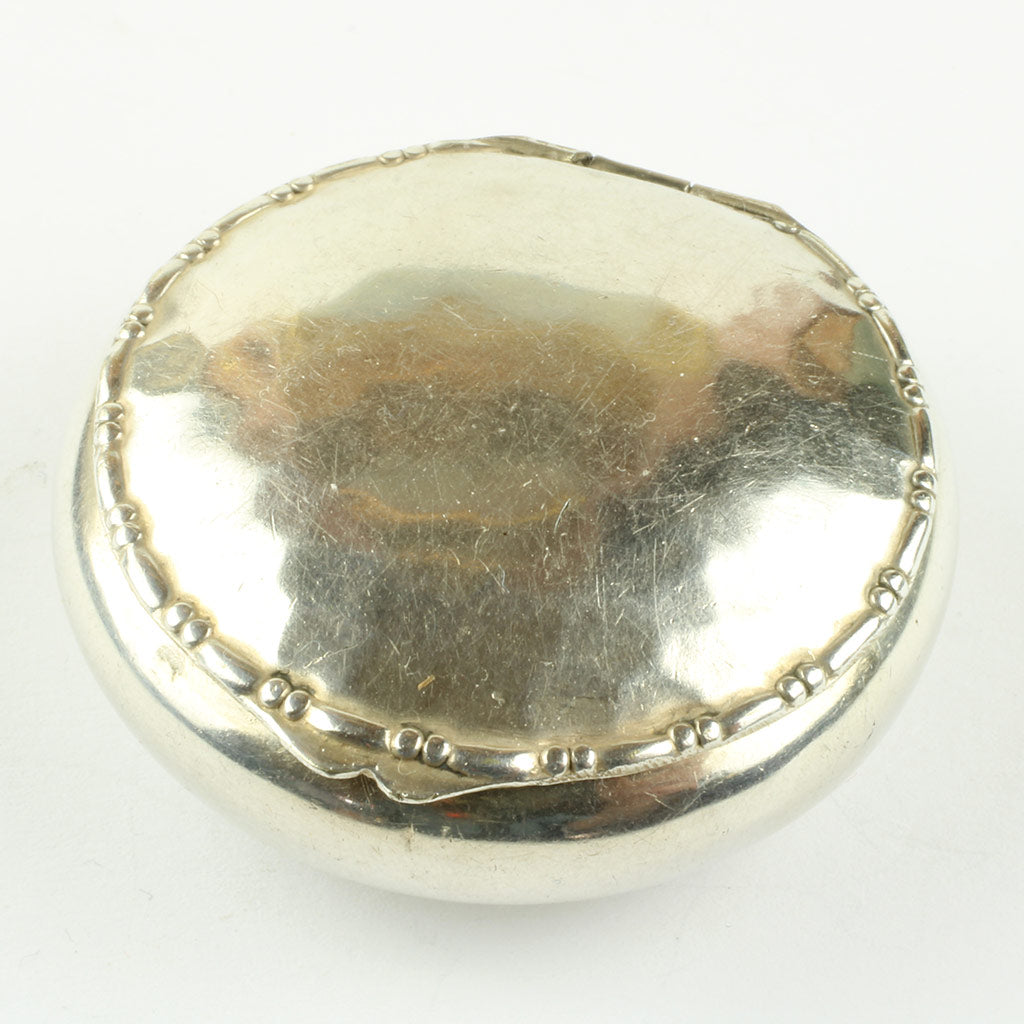 rund pilleæske i let hamret sølvplet fra ca. år 1920