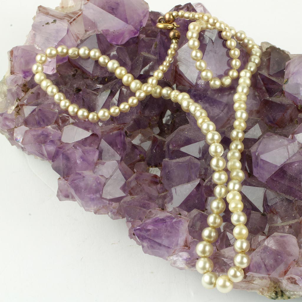 Antik perlekæde af kunstige perler fremstillet af glas