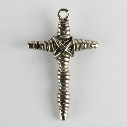 Kors fremstillet af beviklet metaltråd med lodninger