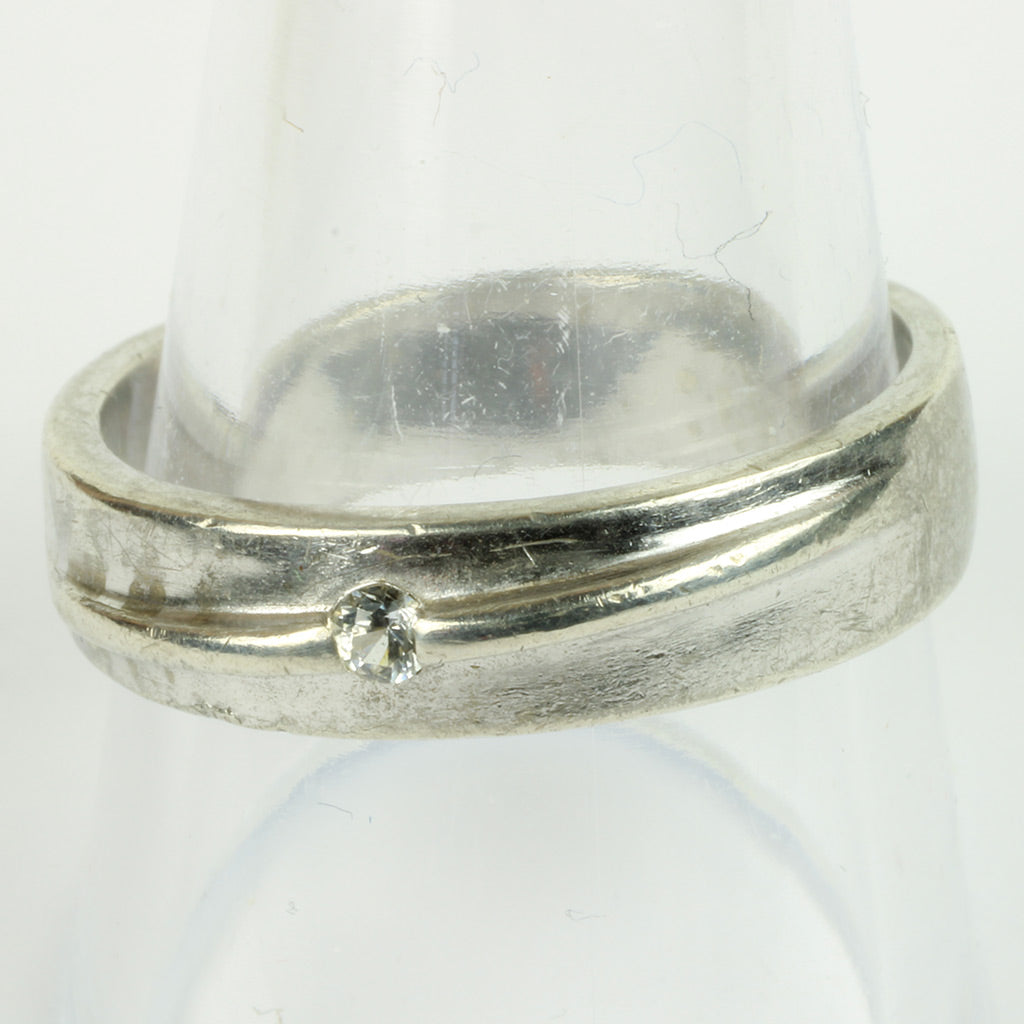 Ring af sterlingsølv stemplet 925 med isat lille diamant