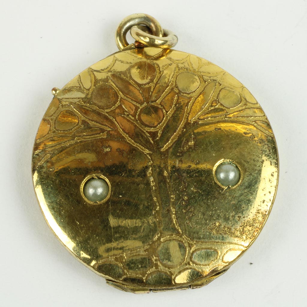Fin lille antik medaljon af forgyldt messing i sat to små perler