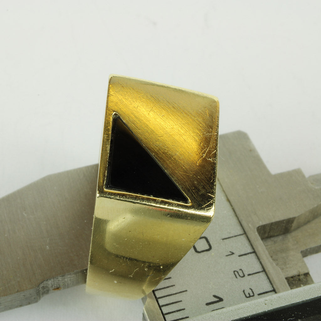 ring fremstillet af Kaj Lund i 8 kt. guld med trekantet onyx