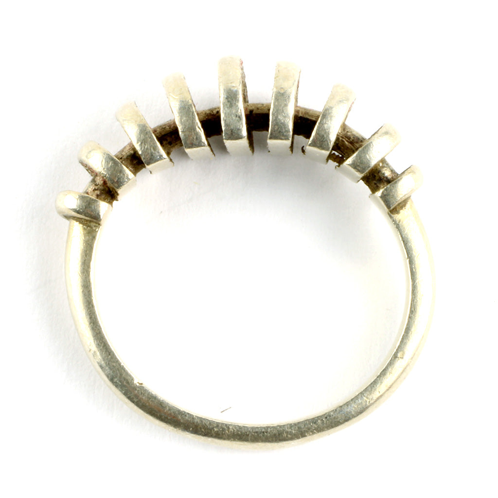 Unica ring fremstillet af sølv i usædvanlig form