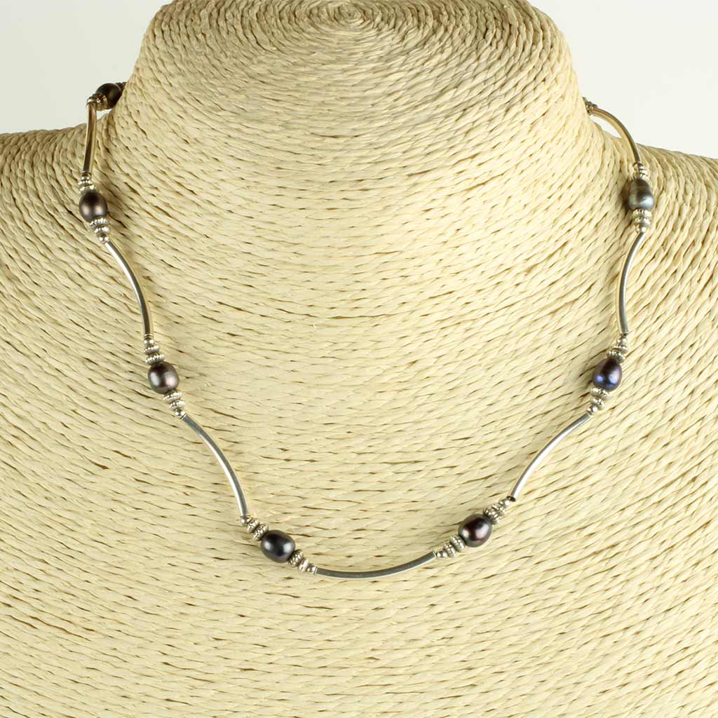 Halskæde sammensat af sølvrør og sølvperler på tynd