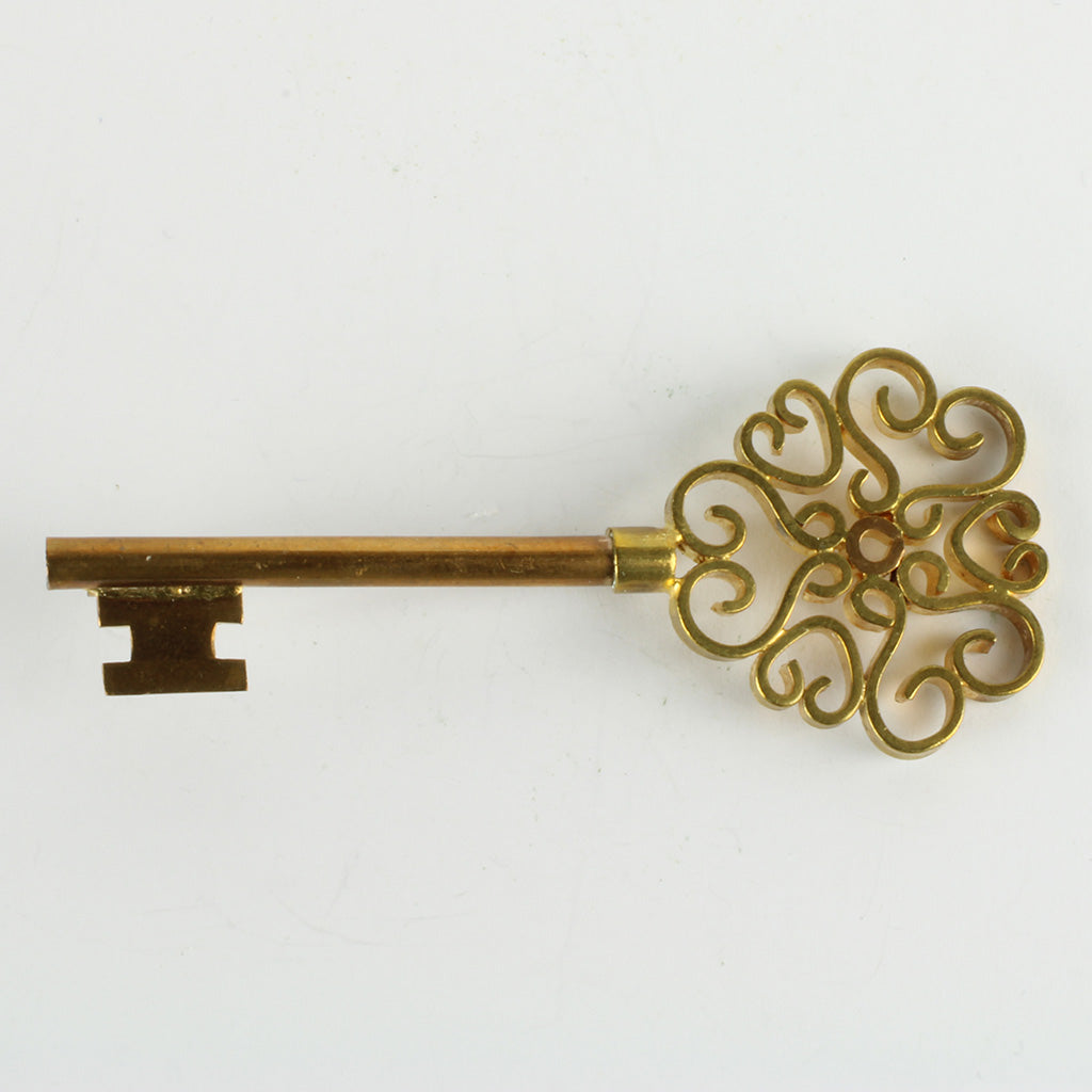 Broche fremstillet som nøgle af forgyldt metal i to farve guld