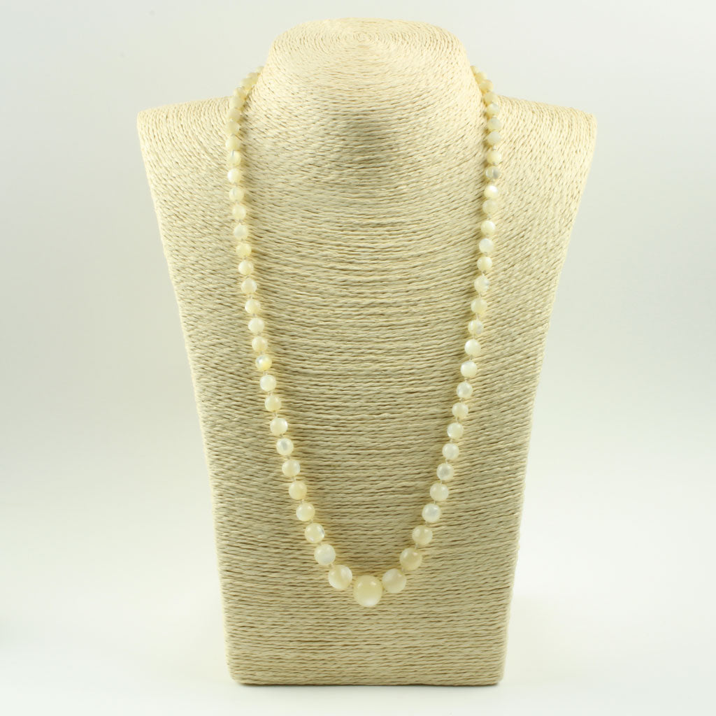 halskæde i forløb med talrige perler af drejet perlemor