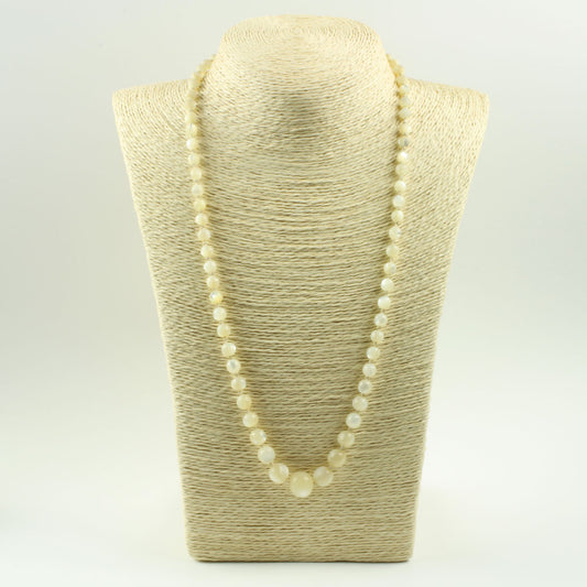 halskæde i forløb med talrige perler af drejet perlemor