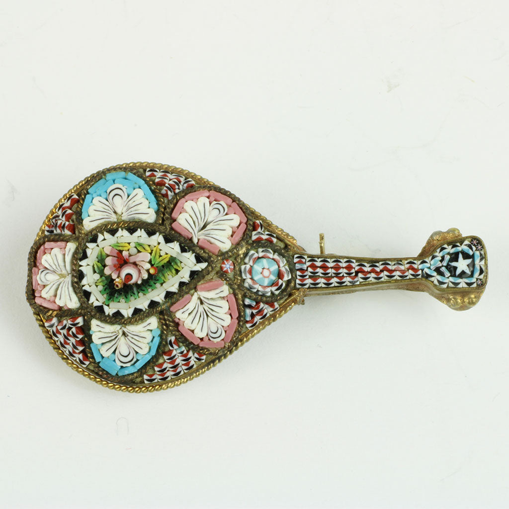 Italiensk broche fremstillet af mikromosaik forestillende mandolin