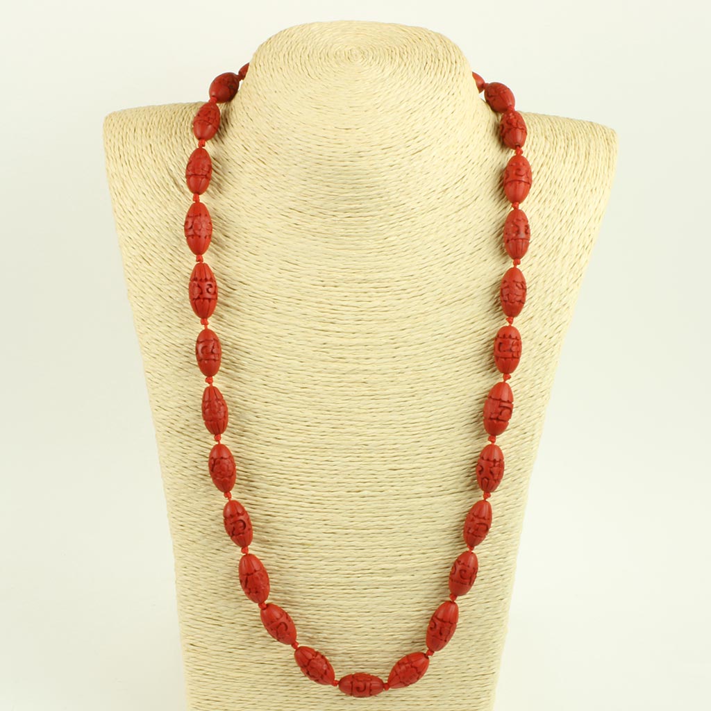 Halskæde bestående af talrige cinnabar perler (rød kinesisk lak)