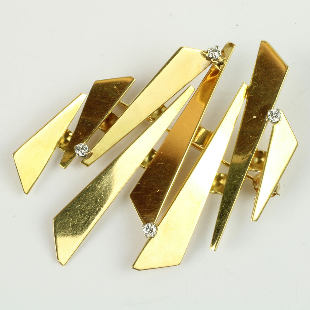 Abstrakt formet broche af 18 kt. guld i sat fire brillanter af høj kvalitet