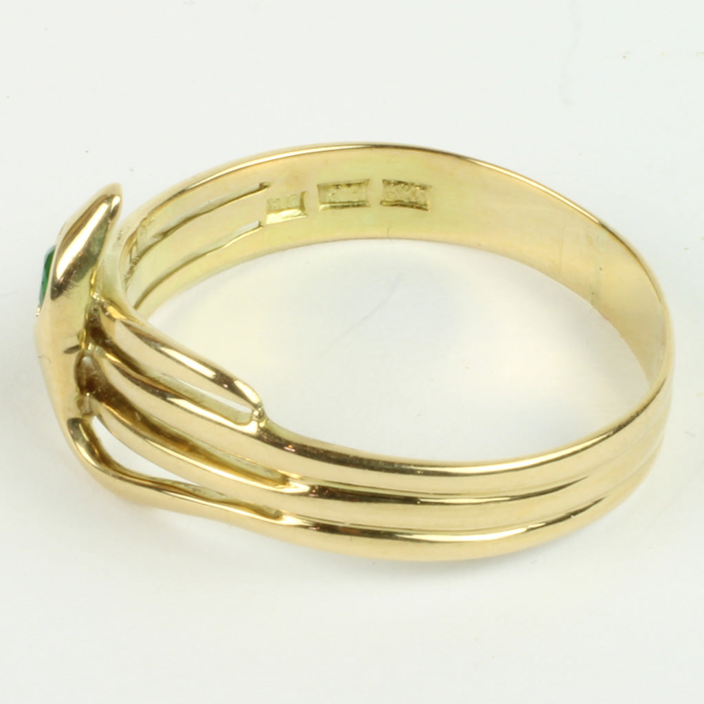14 kt. guld ring i form af slange der bærer en stor grøn smaragd.