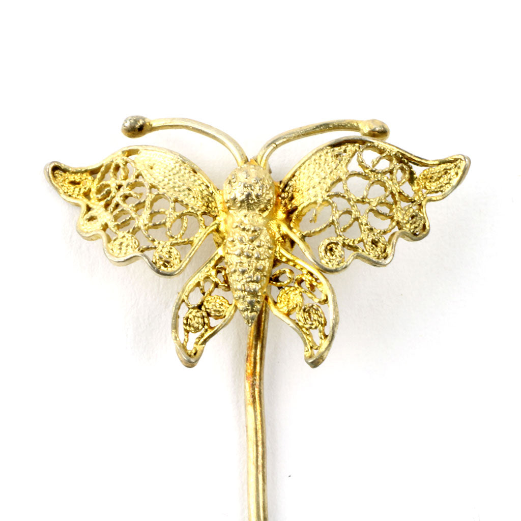 Lille sommerfugl af filigran i gulddoublet monteret med nål
