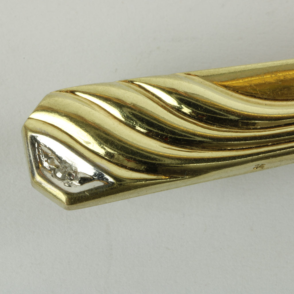 slipsenål med let bølgende motiv af 8 kt. guld med i sat brillant
