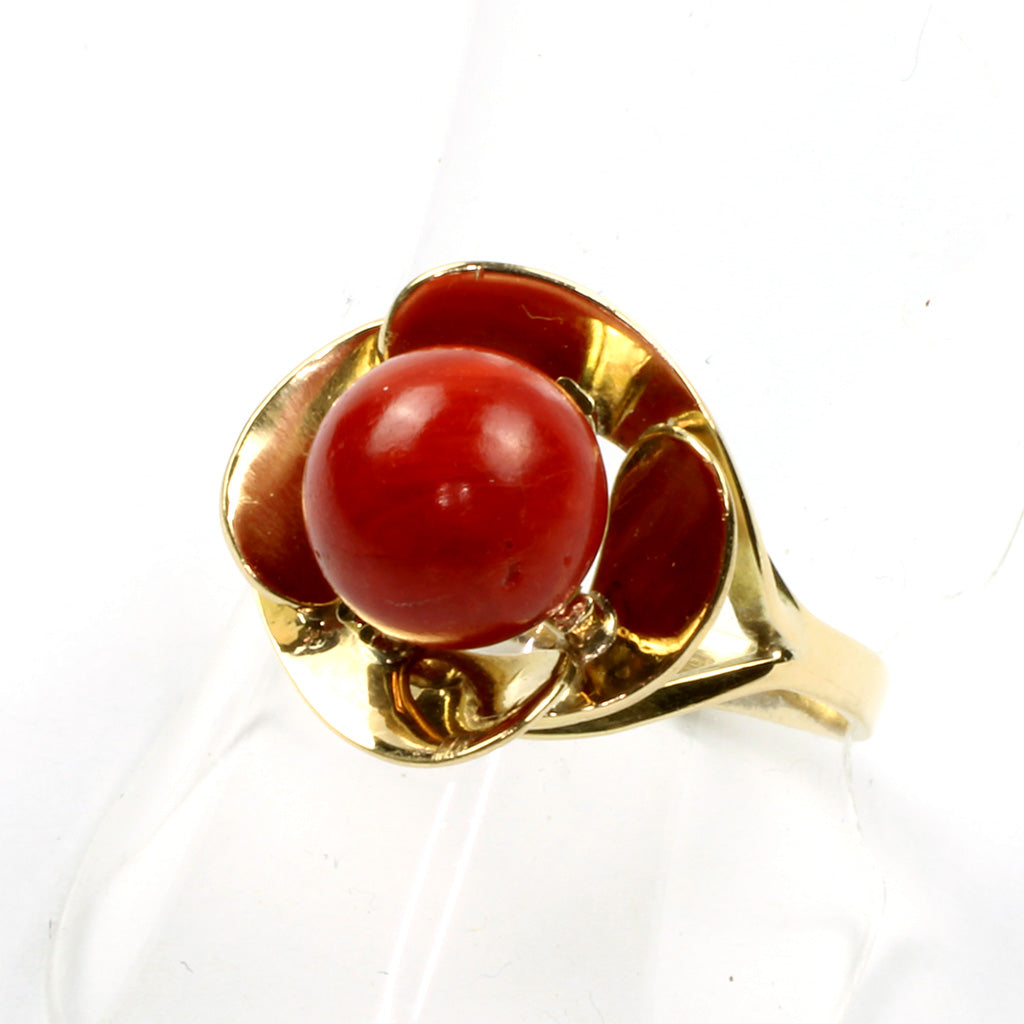 Elegant ring fra Hugo Grün med koralperle af 14 kt. guld
