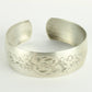 Bred armring med indgraveret motiv
