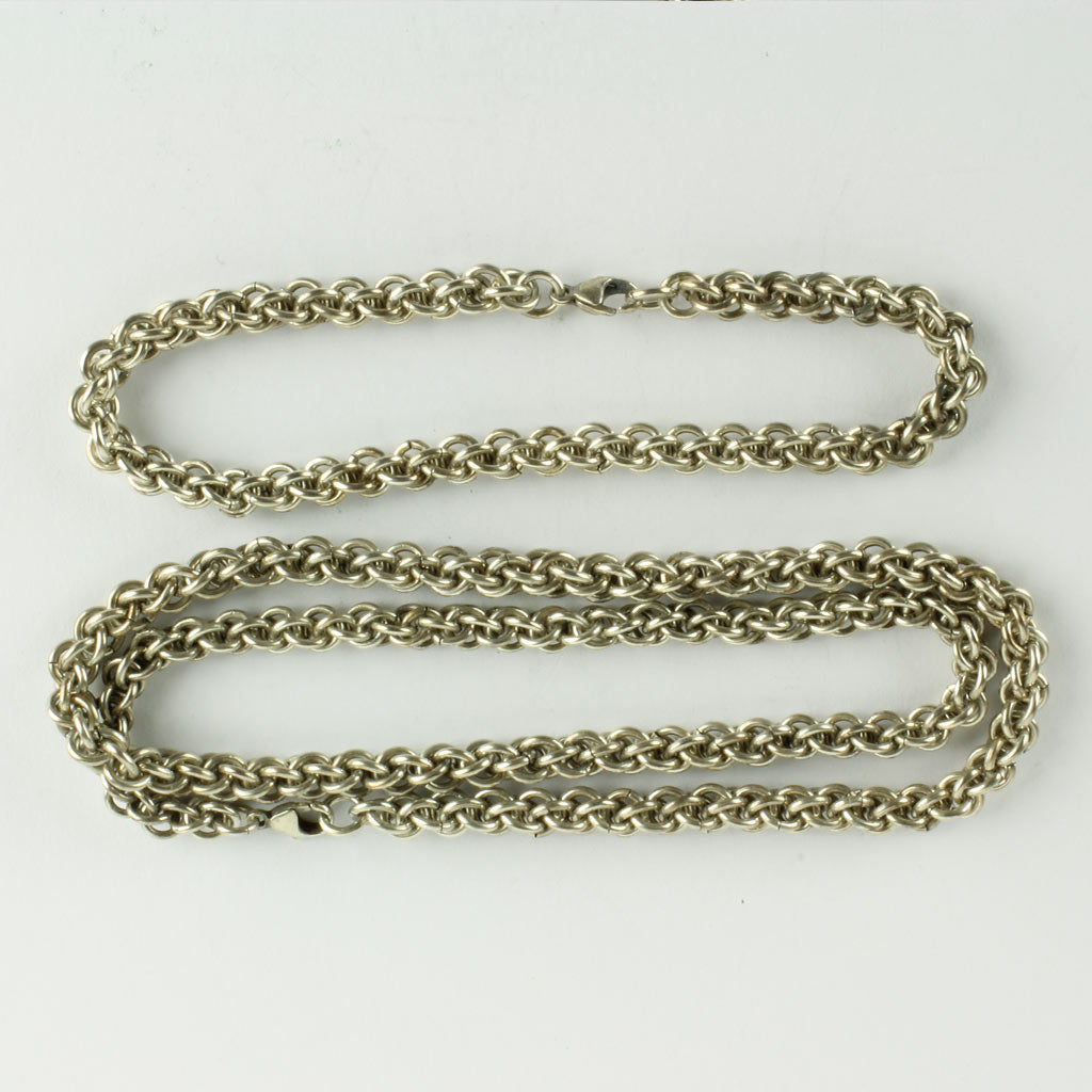 Halskæde og armbånd fremstillet af talrige ringe 