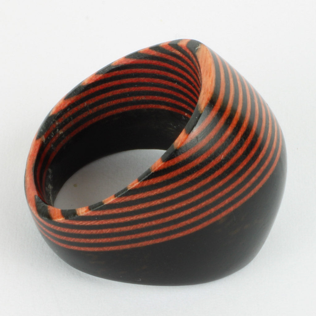 Spændende ring lavet af sort og rødlig træ