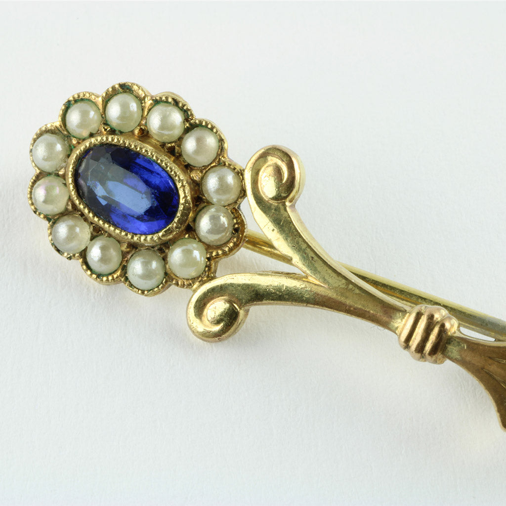 Antik broche med uægte blå safir omkranset af små perler