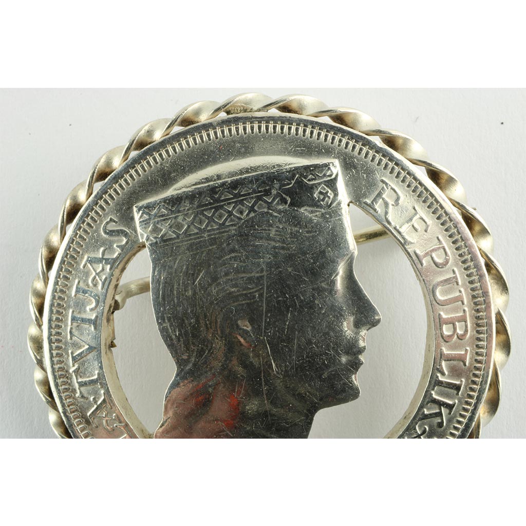 Møntbroche af sølv fra Letland