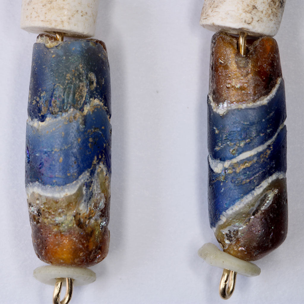 Herværende øreringe indeholder seks ægyptiske perler