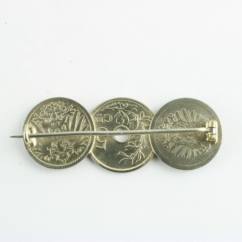 To af mønterne er nedslebet og påsat initialer