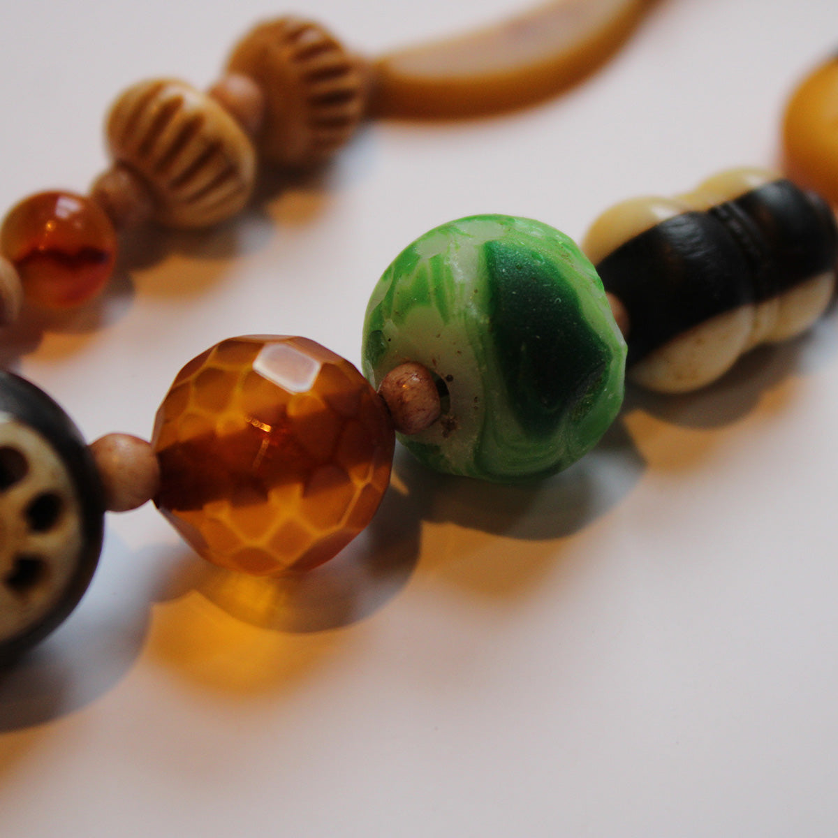 Japansk ojime halskæde fremstillet af ben, glas, træ m.m