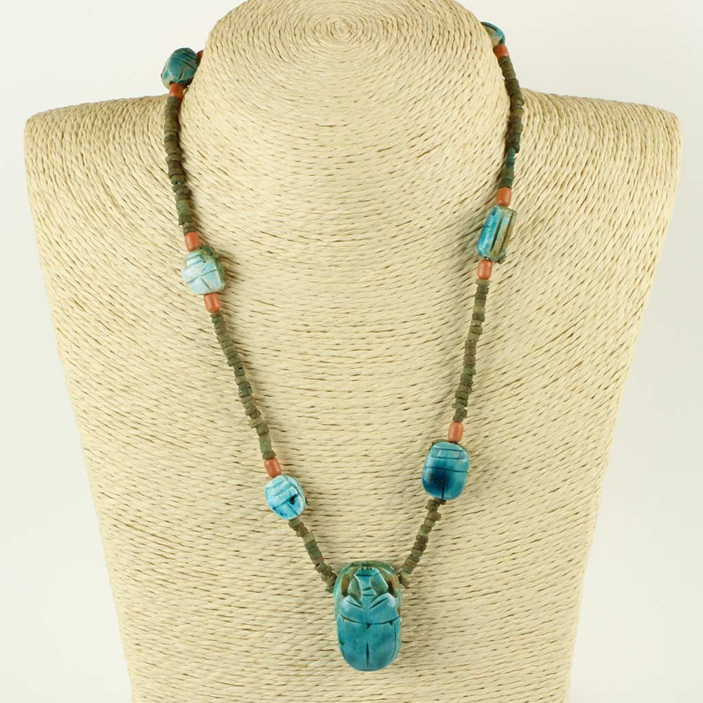 Halskæde bestående af antikke perler fremstillet af brændt ler