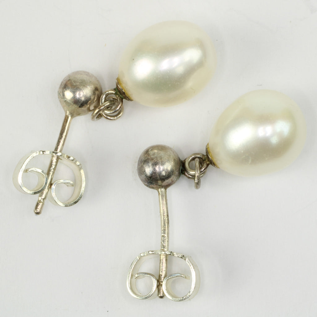 Øreringe af sterlingsølv med let dråbeformet perle.