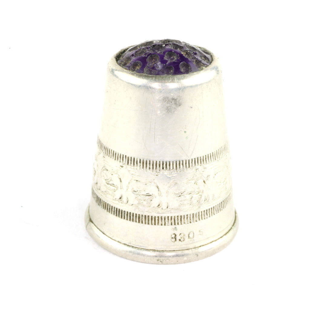 Klassisk fingerbøl af sølv fra ca. 1900 med i sat lilla flus