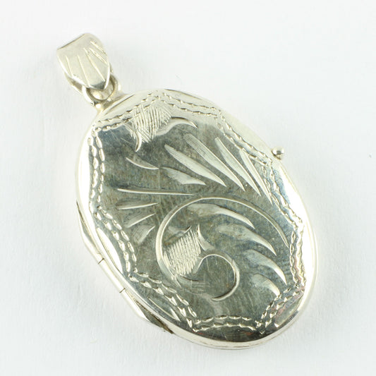 oval medaljon af sterlingsølv med ciseleret blomstermotiv