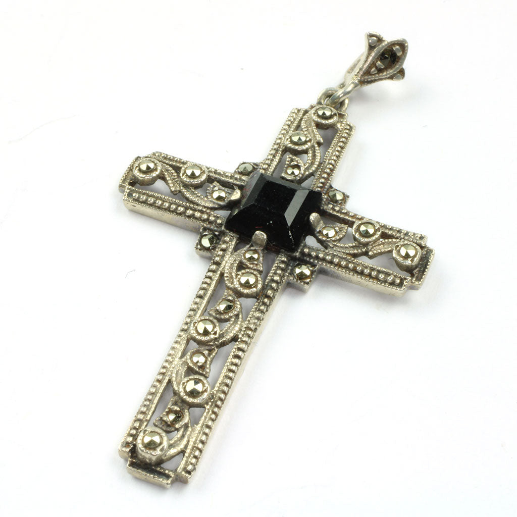 Kors stemplet 830S af sølv med filigran og firkantet onyx