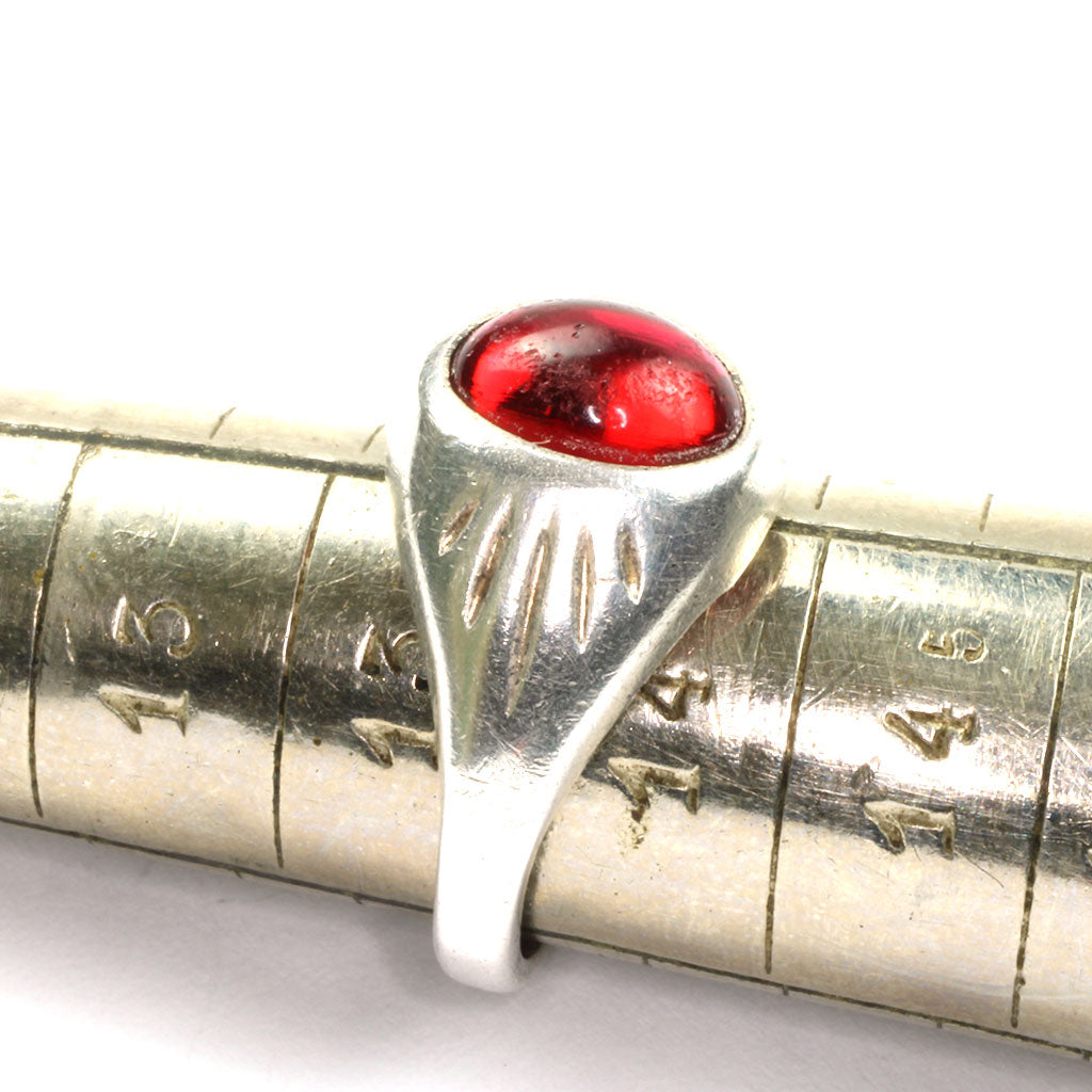 Lille sølv fingerring til damer med rød sten fra Alpedal