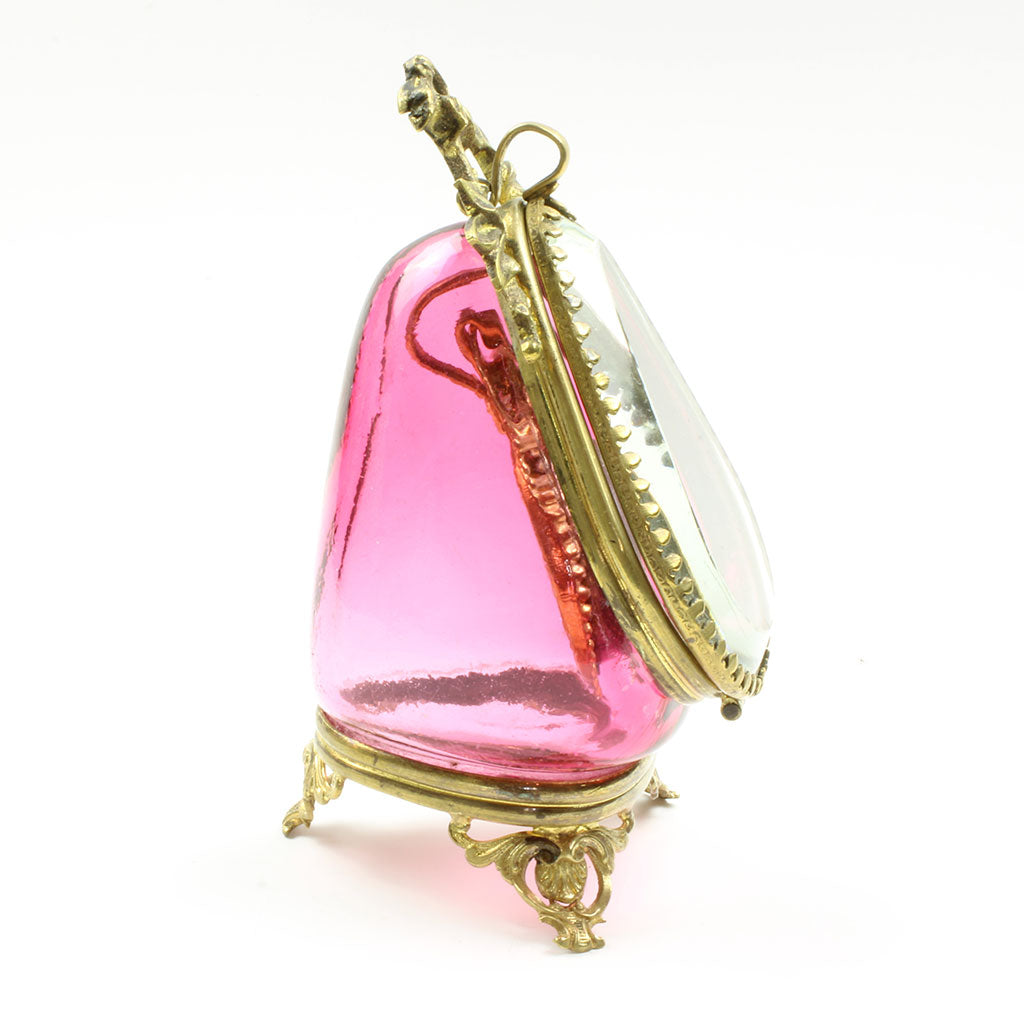 Urhusets frontglas er kraftig slebet krystalglas i rosa