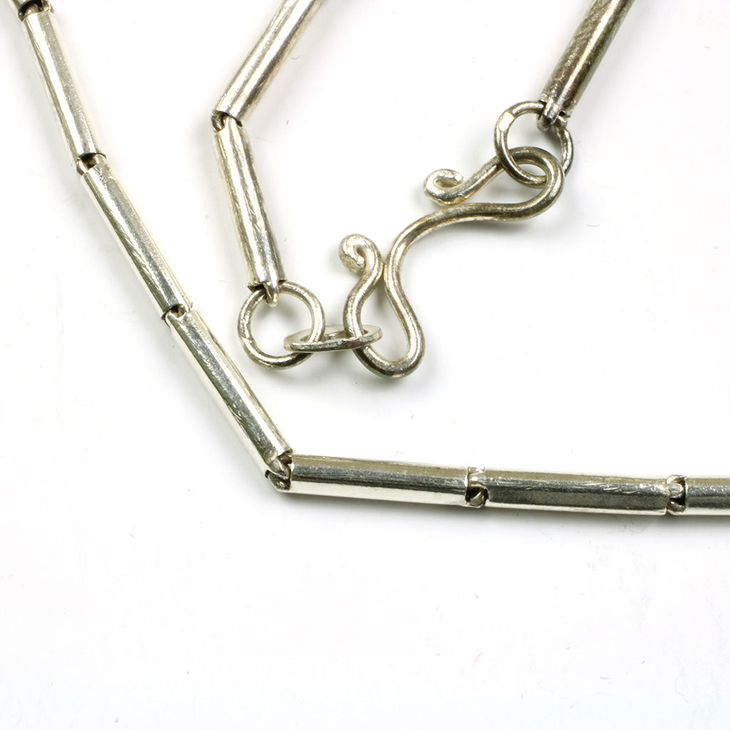 Halskæde af sølv fremstillet af rørstykker utydelig stemplet