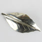 Stor broche forestillende et blad fra Hermann Siersbøl