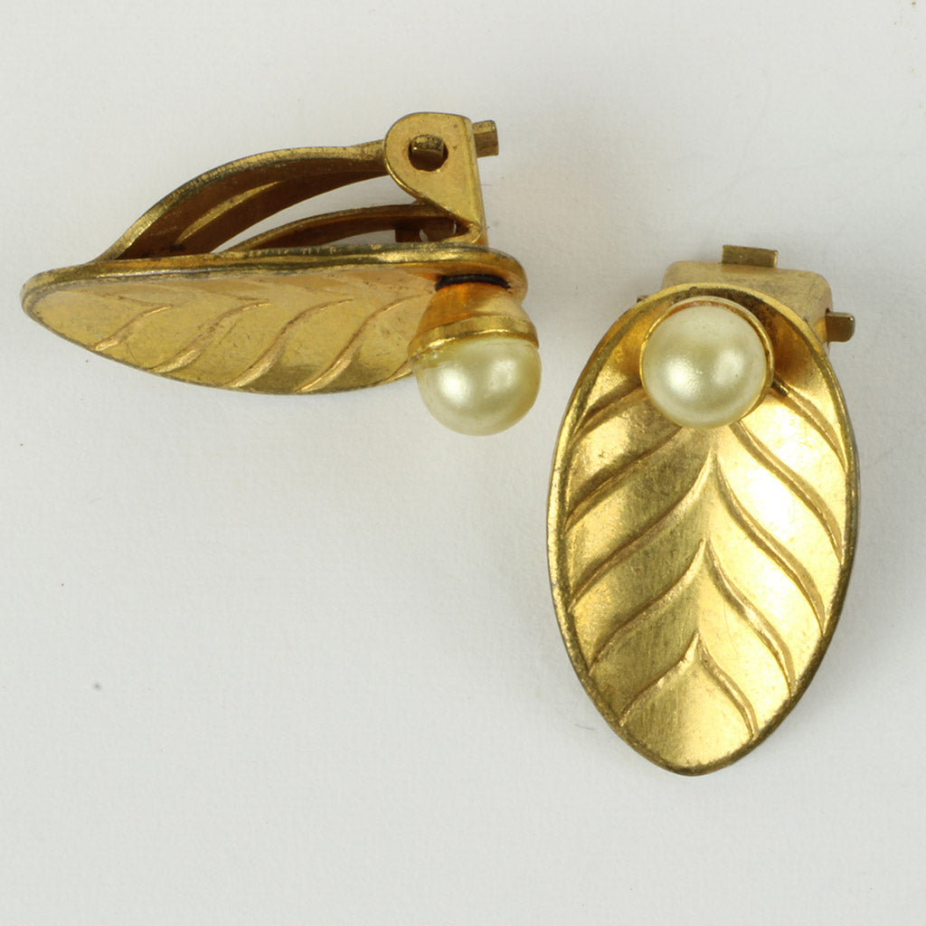 Øreringe af gulddouble med syntetisk perle, ingen stempler